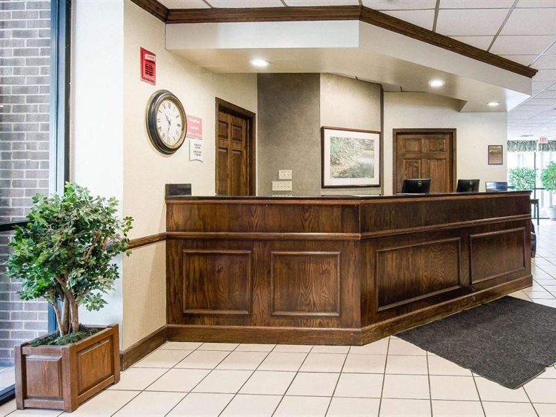 Econo Lodge Inn&Suites - Norton Esterno foto