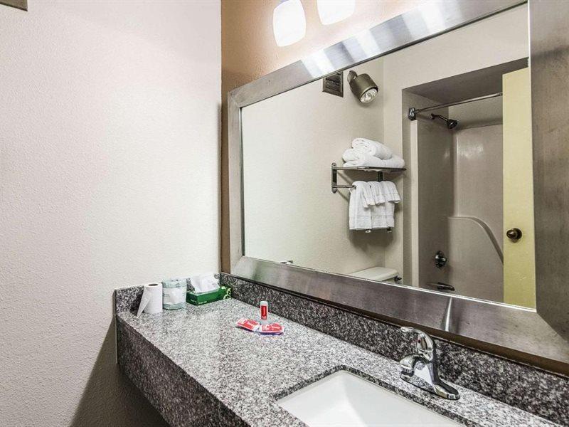 Econo Lodge Inn&Suites - Norton Esterno foto