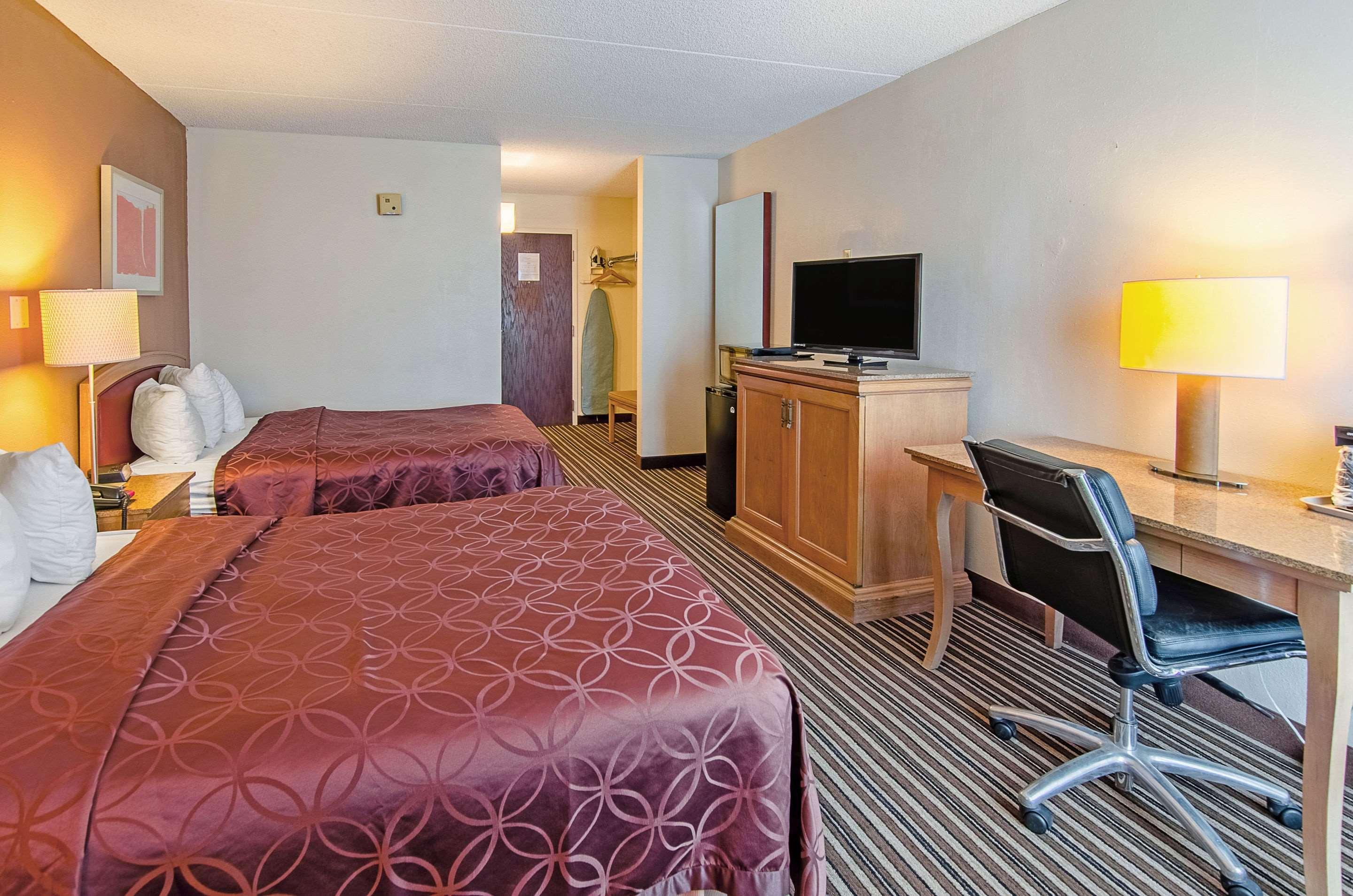 Econo Lodge Inn&Suites - Norton Esterno foto