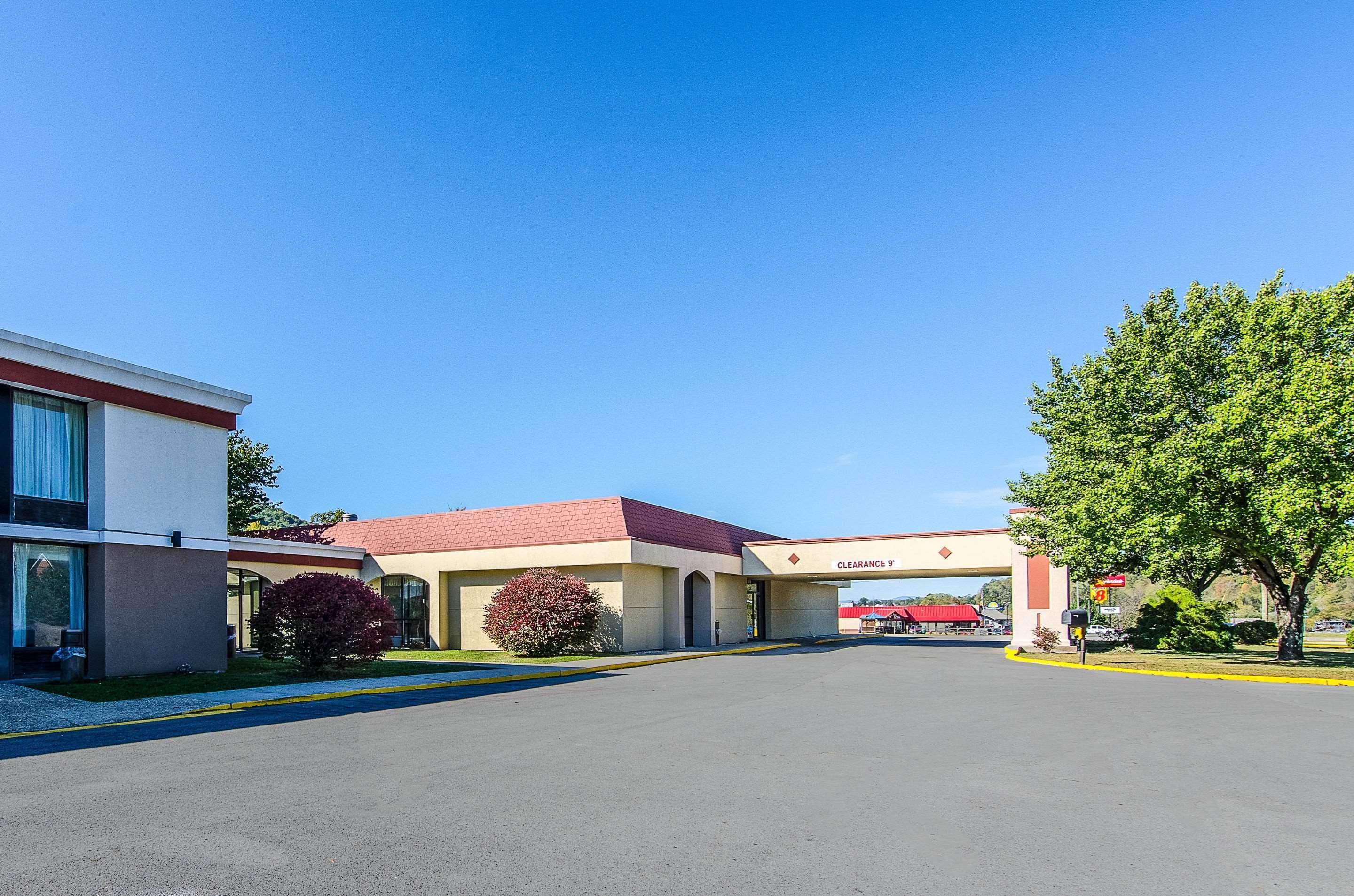 Econo Lodge Inn&Suites - Norton Esterno foto