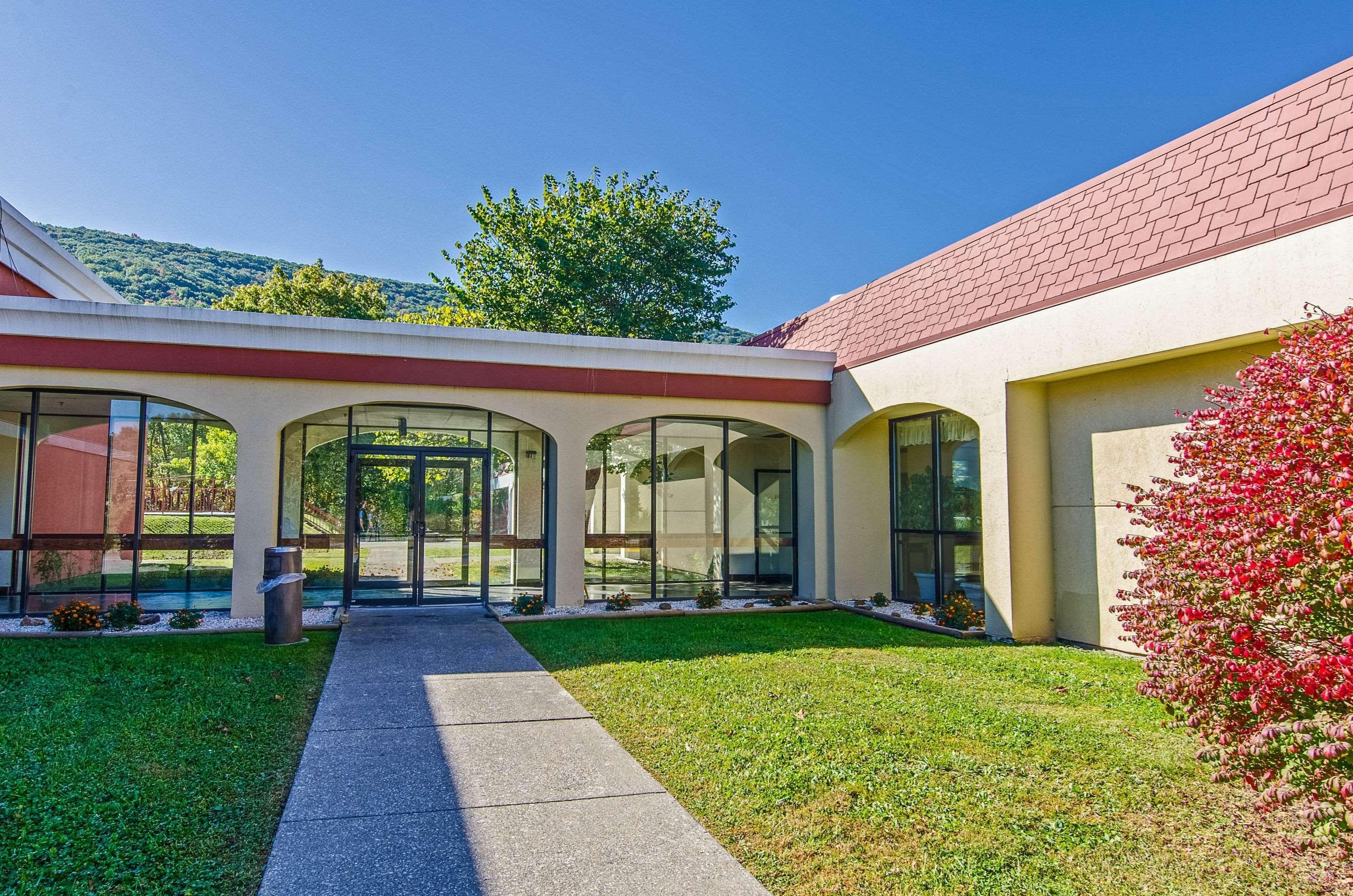 Econo Lodge Inn&Suites - Norton Esterno foto