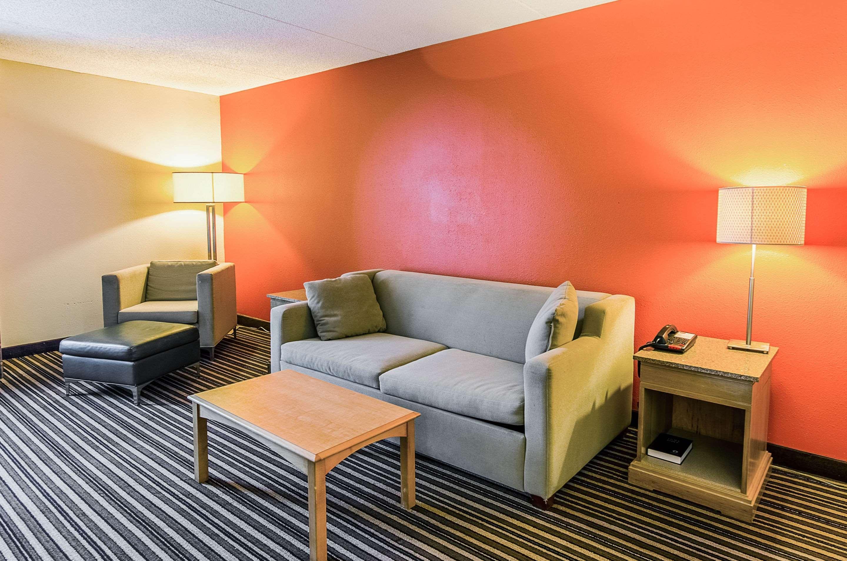 Econo Lodge Inn&Suites - Norton Esterno foto