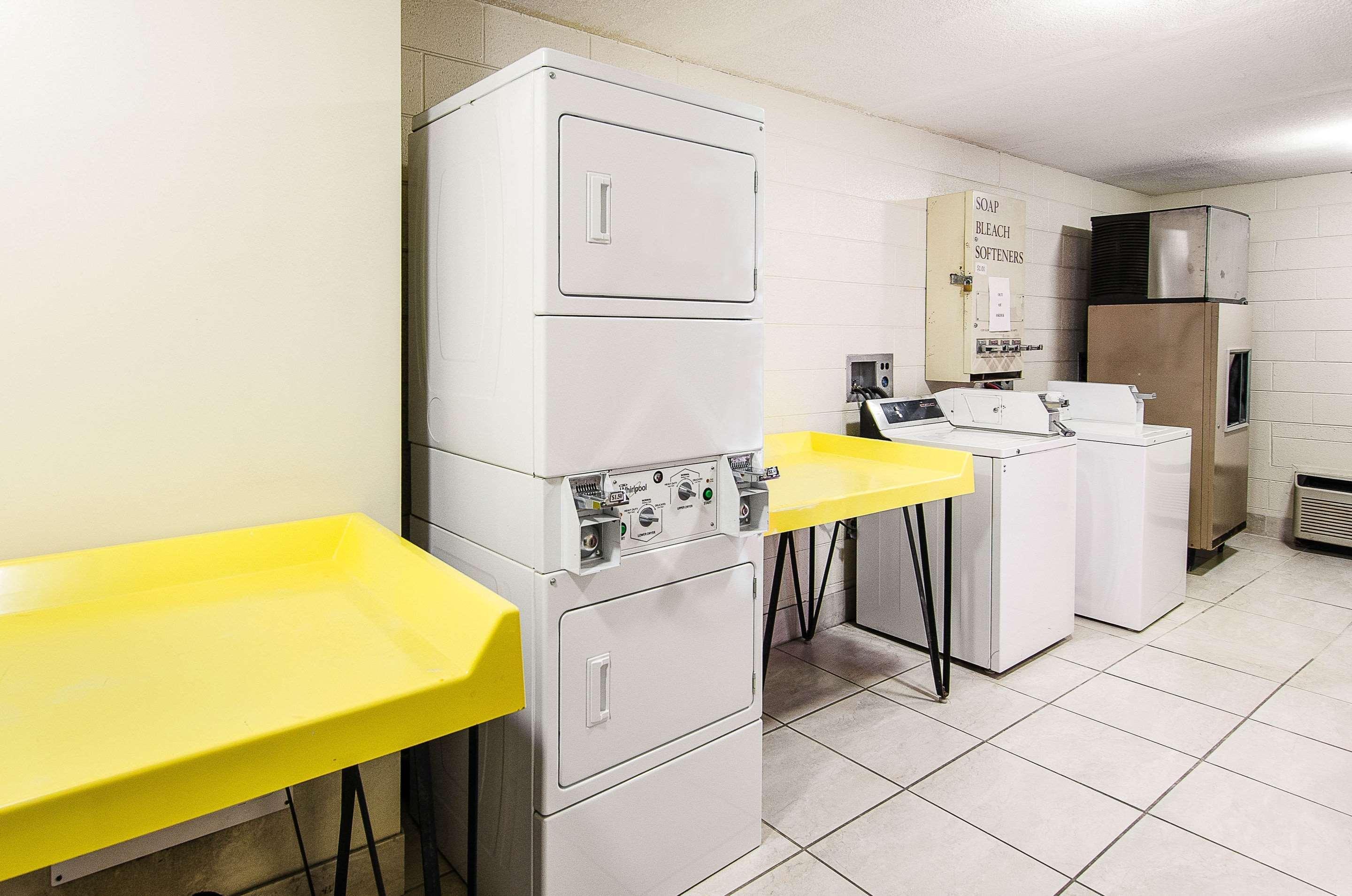 Econo Lodge Inn&Suites - Norton Esterno foto