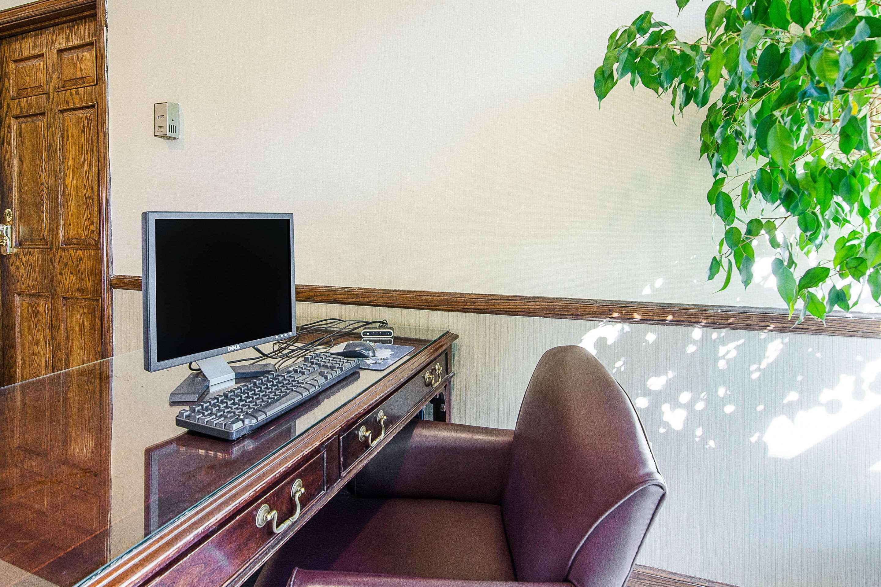 Econo Lodge Inn&Suites - Norton Esterno foto