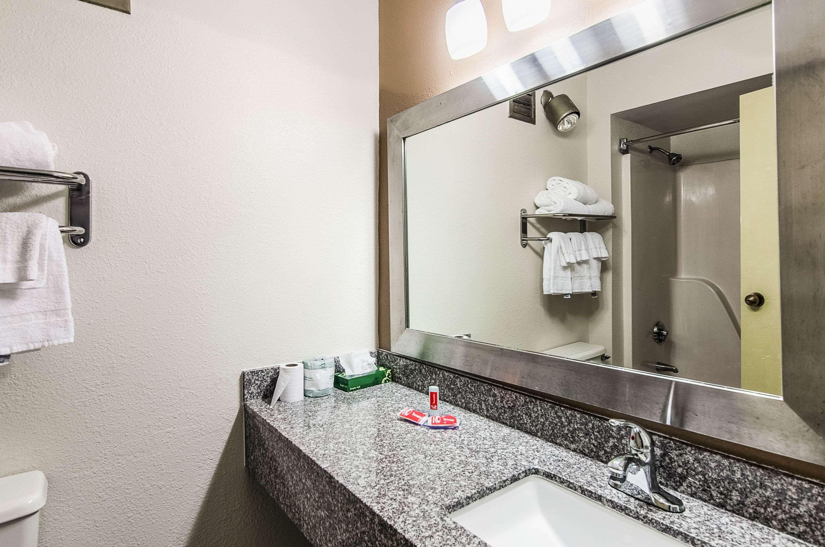 Econo Lodge Inn&Suites - Norton Esterno foto
