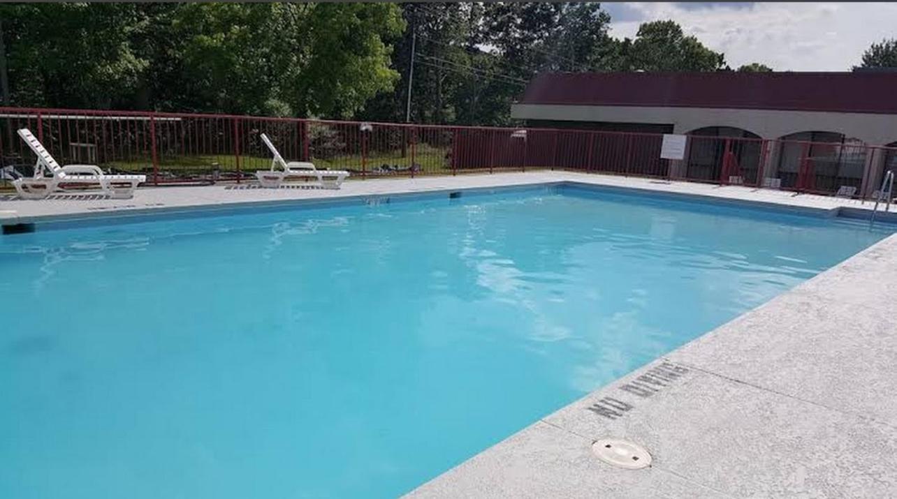 Econo Lodge Inn&Suites - Norton Esterno foto