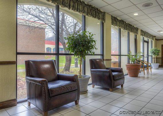 Econo Lodge Inn&Suites - Norton Esterno foto