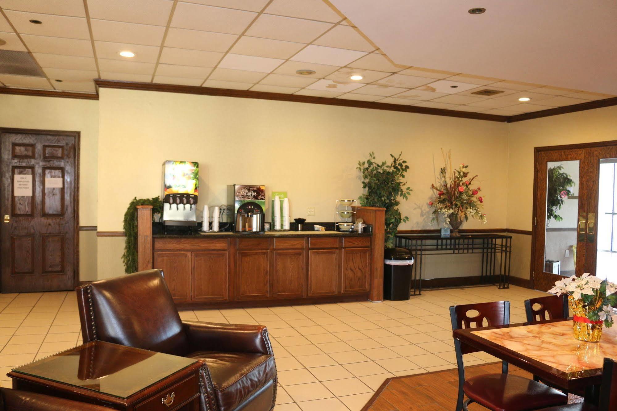 Econo Lodge Inn&Suites - Norton Esterno foto