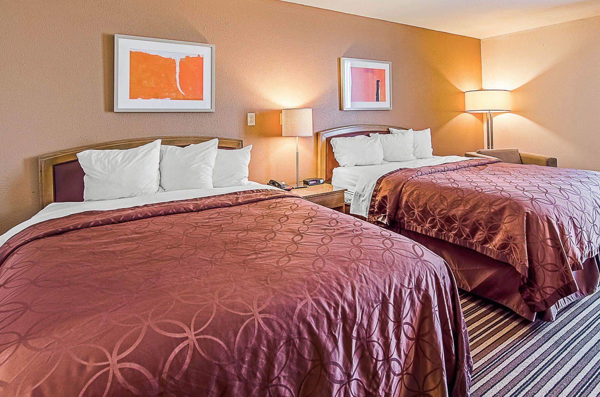 Econo Lodge Inn&Suites - Norton Esterno foto