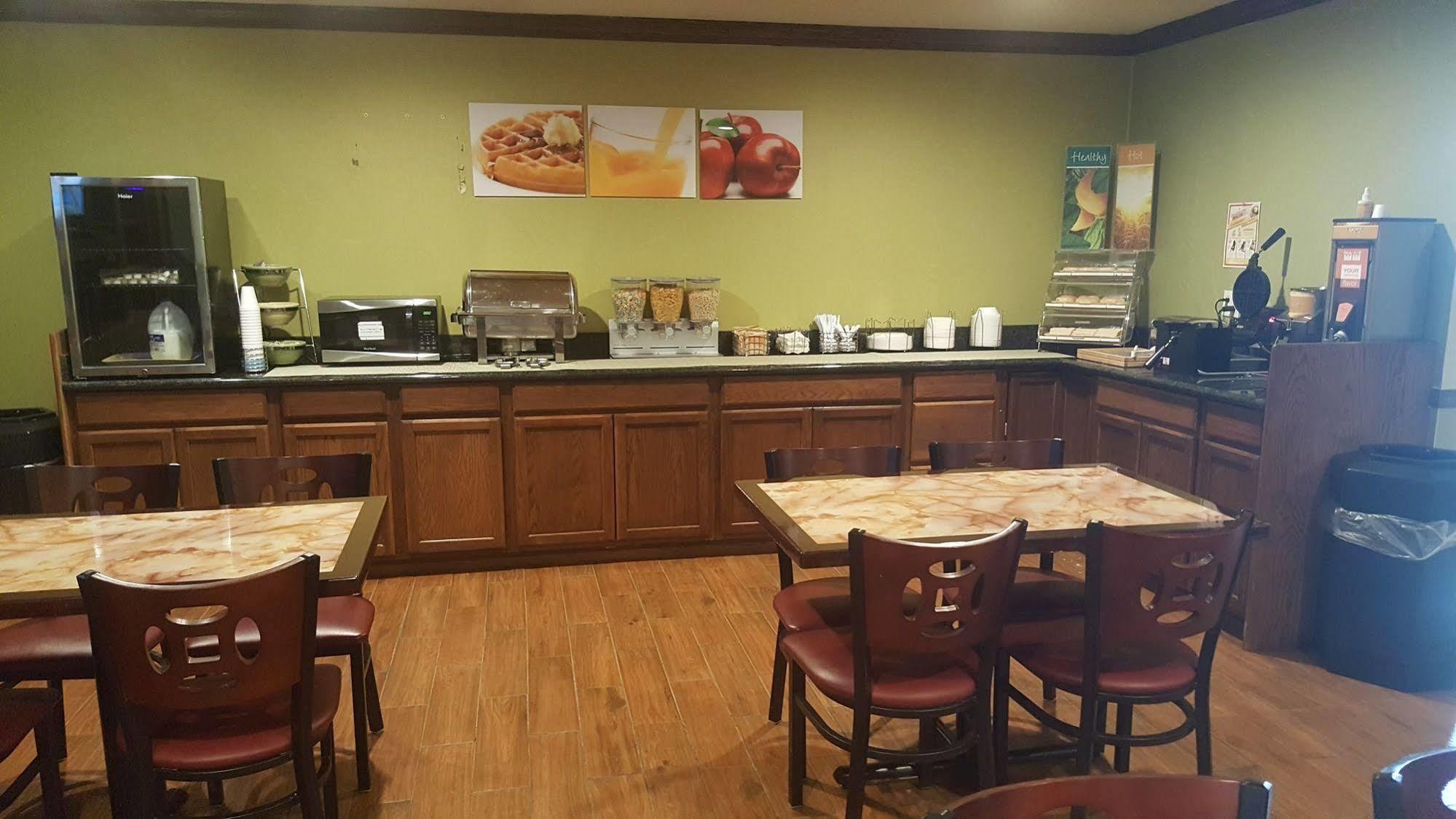 Econo Lodge Inn&Suites - Norton Esterno foto